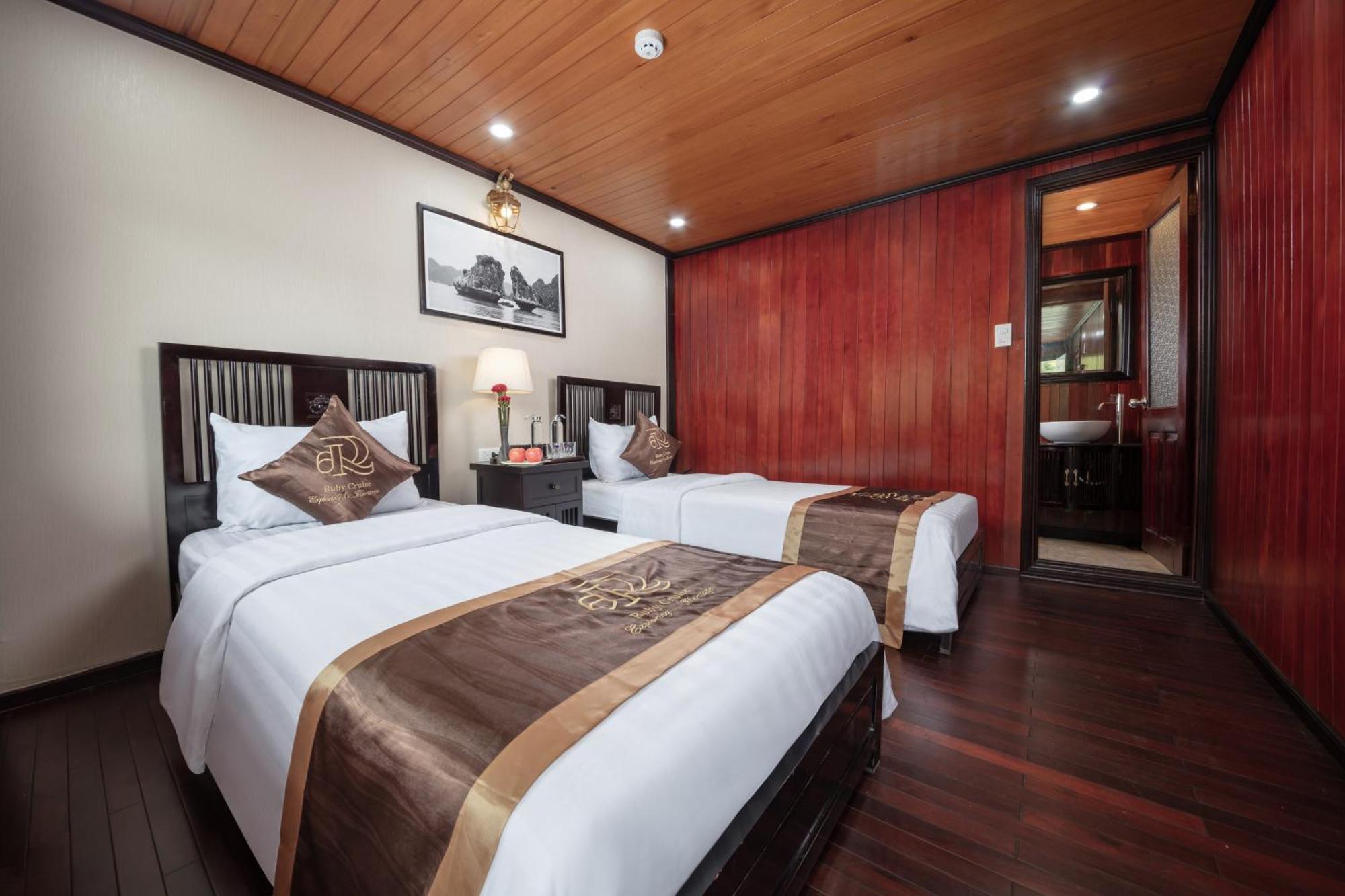 Hotel Ruby Cruise Hạ Long Exterior foto
