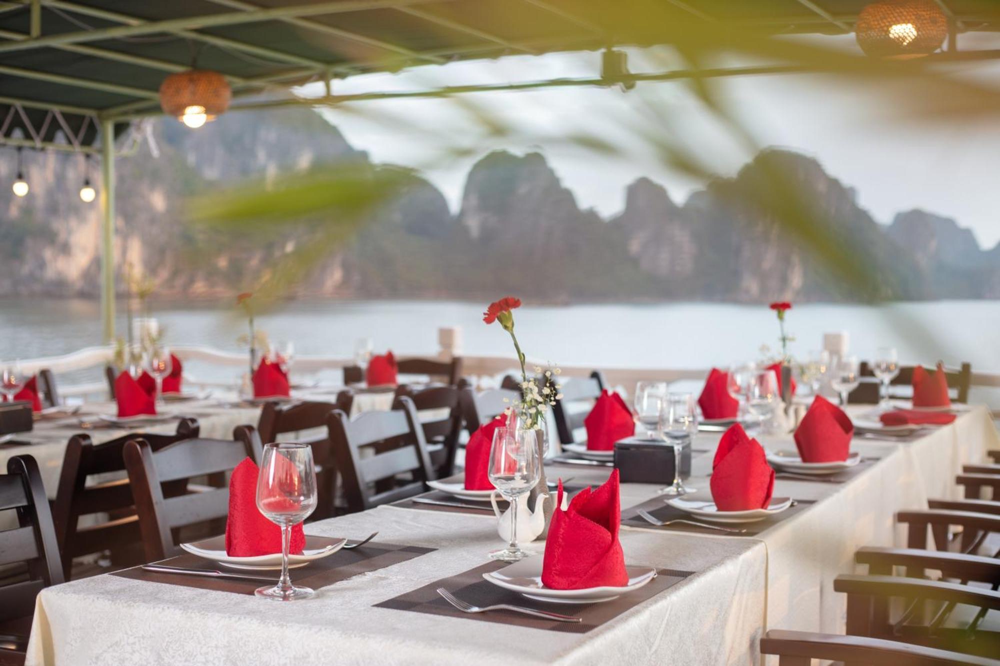 Hotel Ruby Cruise Hạ Long Exterior foto
